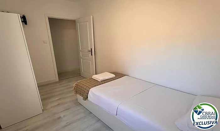 ROSES CENTRE Cozy, fully renovated two-bedroom apartment