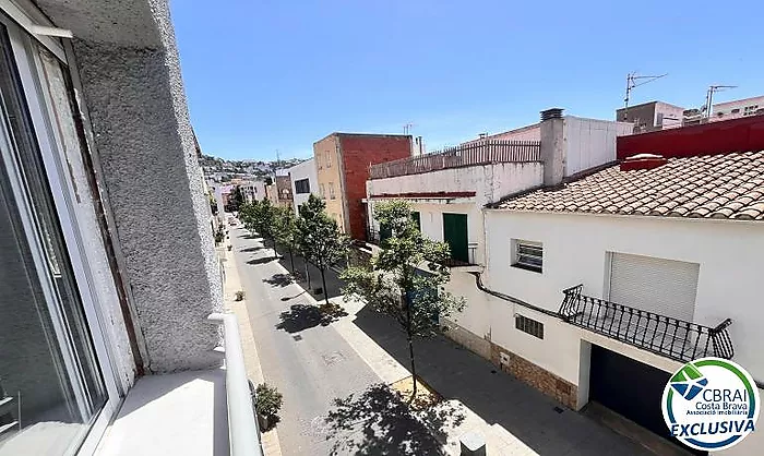 ROSES CENTRE Cozy, fully renovated two-bedroom apartment