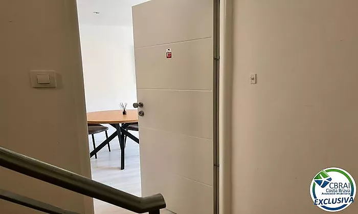 ROSES CENTRE Cozy, fully renovated two-bedroom apartment