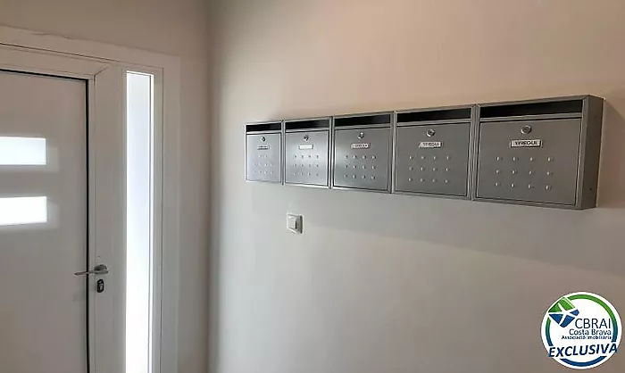 ROSES CENTRE Cozy, fully renovated two-bedroom apartment