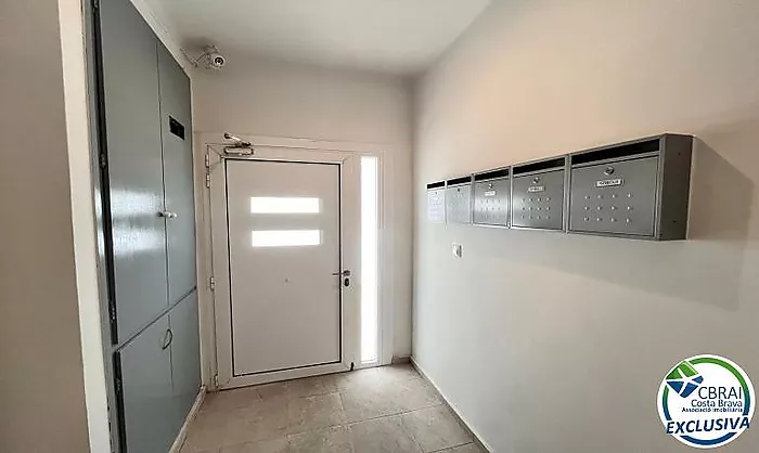 ROSES CENTRE Cozy, fully renovated two-bedroom apartment