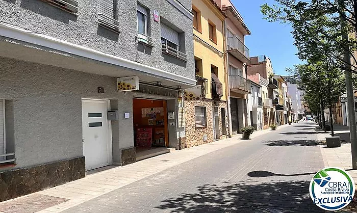 ROSES CENTRE Cozy, fully renovated two-bedroom apartment