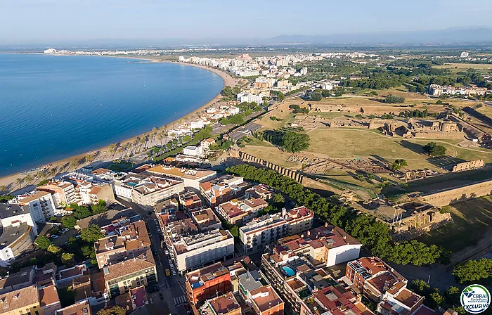 Apartment in the Heart of the Town Centre, Just 250 Metres from the Beach.