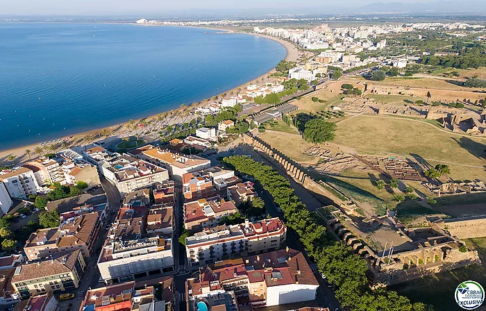 Apartment in the Heart of the Town Centre, Just 250 Metres from the Beach.