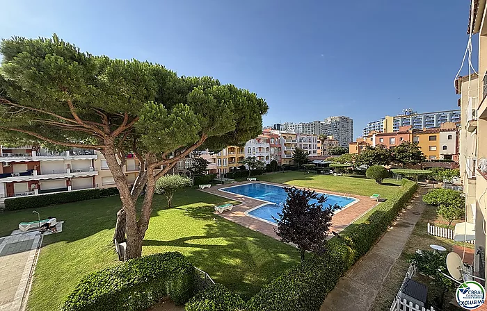 Apartment with terrace and swimming pool in Empuriabrava