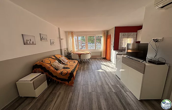 Apartment with terrace and swimming pool in Empuriabrava