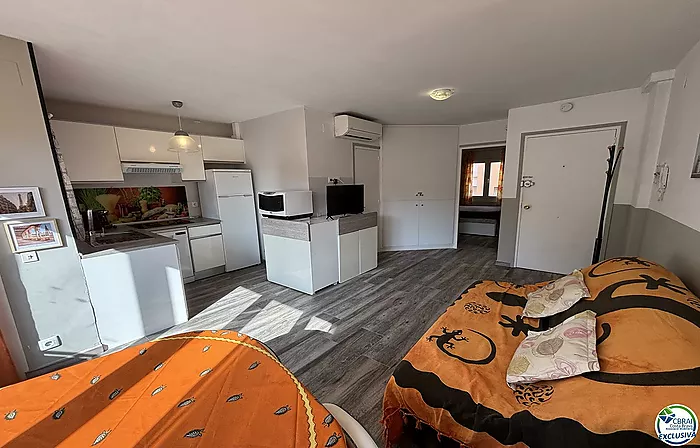 Apartment with terrace and swimming pool in Empuriabrava