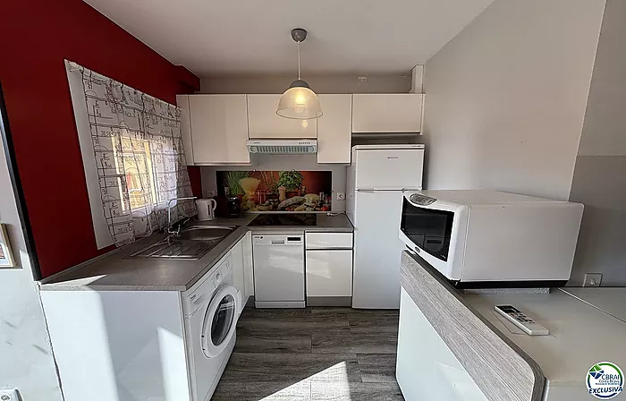 Apartment with terrace and swimming pool in Empuriabrava