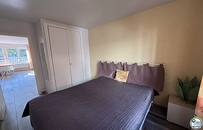 Apartment with terrace and swimming pool in Empuriabrava