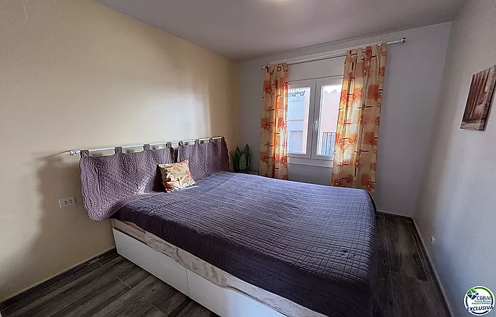 Apartment with terrace and swimming pool in Empuriabrava