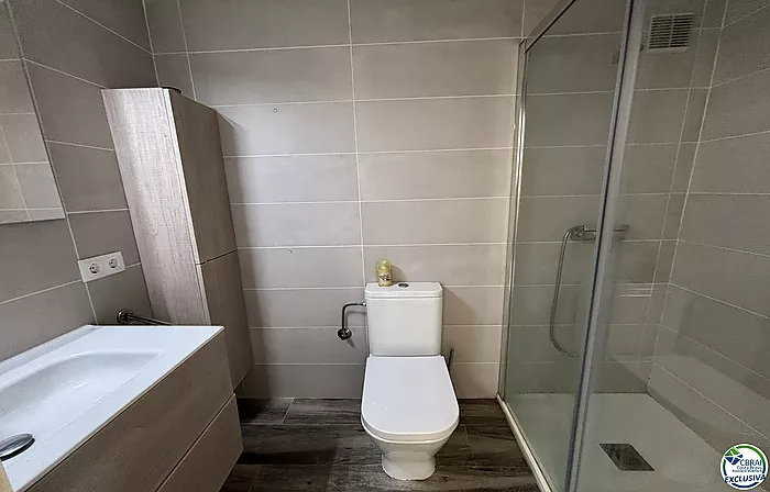 Apartment with terrace and swimming pool in Empuriabrava