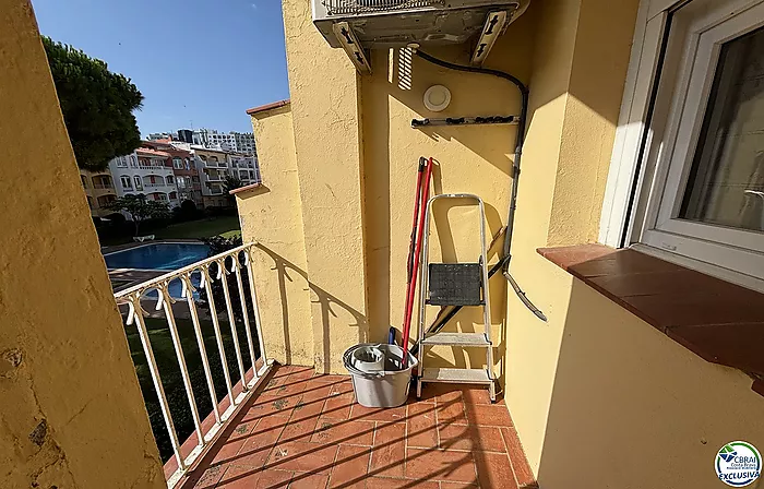 Apartment with terrace and swimming pool in Empuriabrava