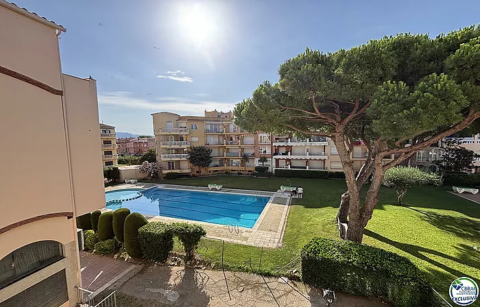 Apartment with terrace and swimming pool in Empuriabrava