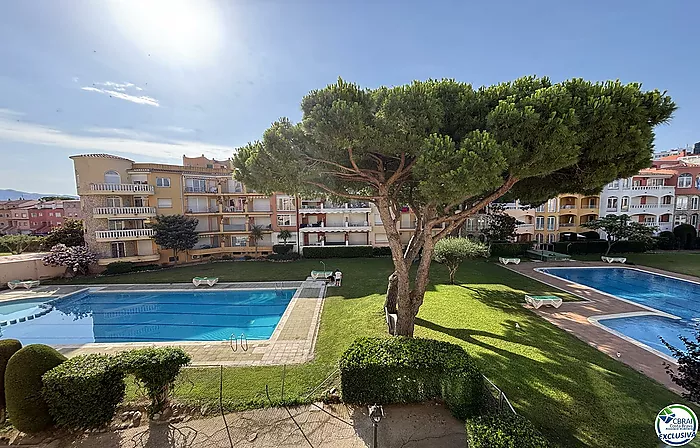 Apartment with terrace and swimming pool in Empuriabrava