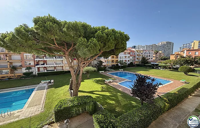 Apartment with terrace and swimming pool in Empuriabrava