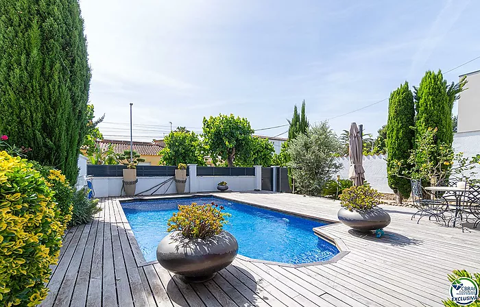 Stunning renovated house with pool in Empuriabrava