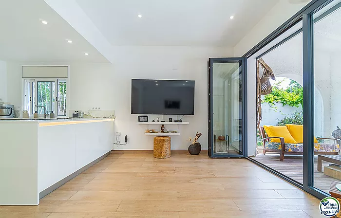 Stunning renovated house with pool in Empuriabrava