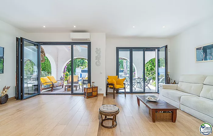 Stunning renovated house with pool in Empuriabrava