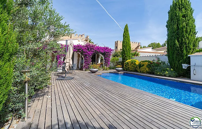 Stunning renovated house with pool in Empuriabrava