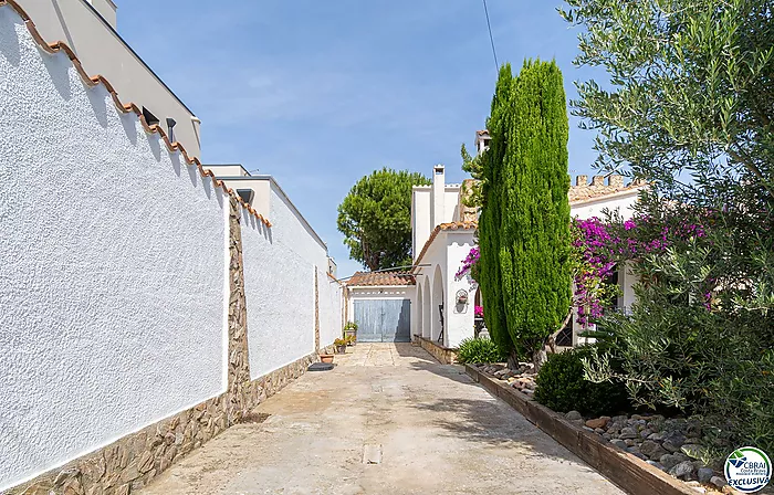 Stunning renovated house with pool in Empuriabrava