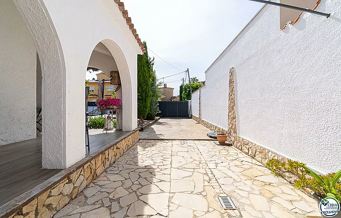 Stunning renovated house with pool in Empuriabrava