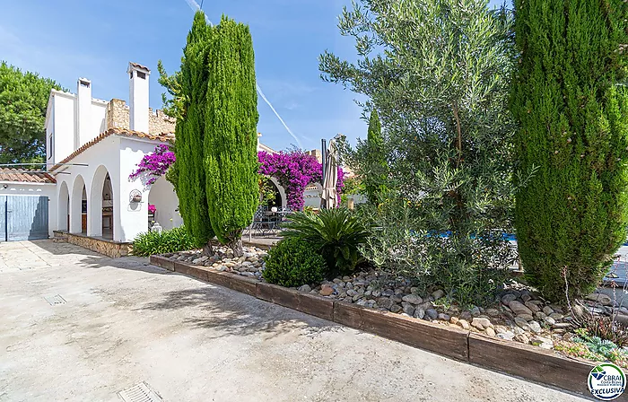 Stunning renovated house with pool in Empuriabrava