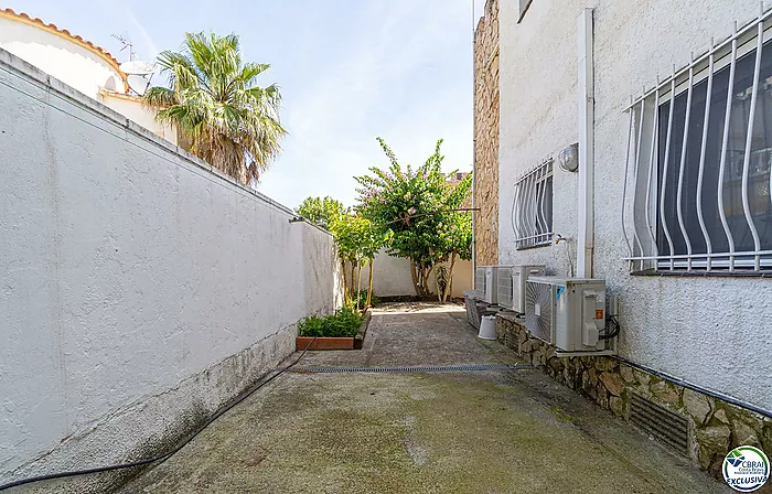 Stunning renovated house with pool in Empuriabrava
