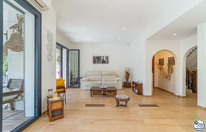 Stunning renovated house with pool in Empuriabrava