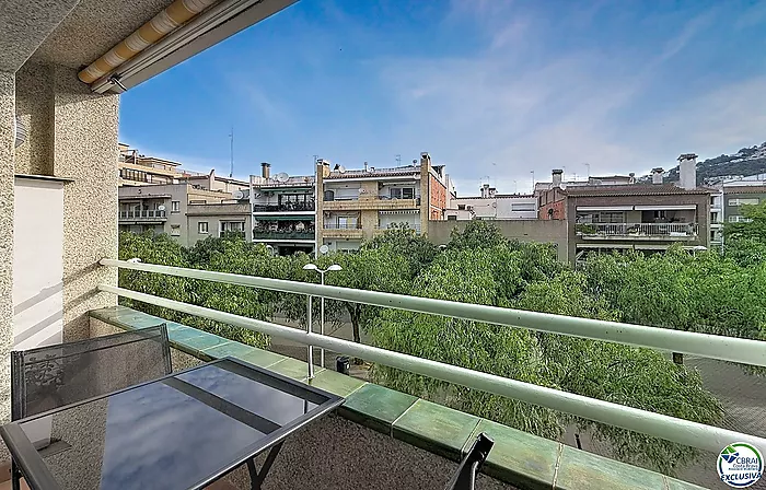 Renovated apartment with tourist license in the center of Rosas, 150m from the beach