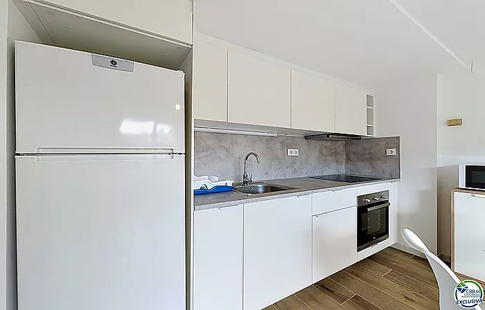 Renovated apartment with tourist license in the center of Rosas, 150m from the beach