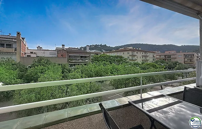 Renovated apartment with tourist license in the center of Rosas, 150m from the beach
