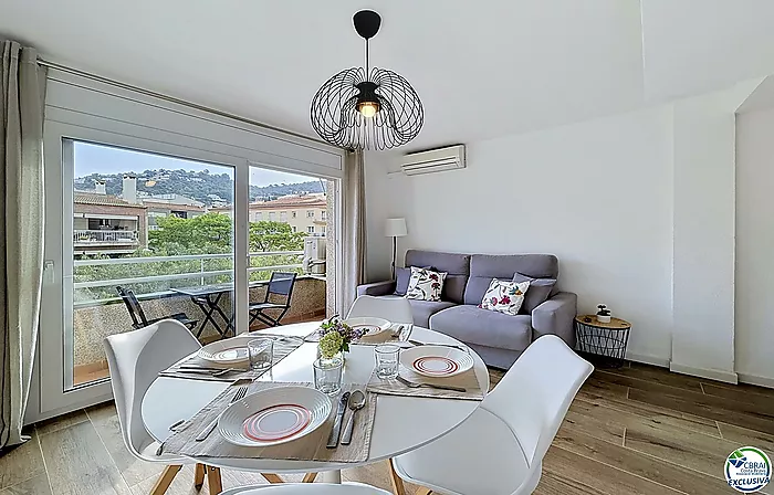 Renovated apartment with tourist license in the center of Rosas, 150m from the beach