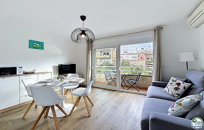 Renovated apartment with tourist license in the center of Rosas, 150m from the beach