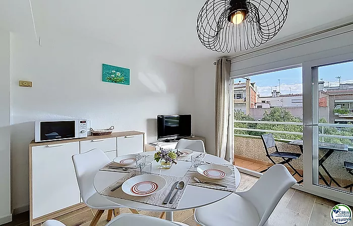 Renovated apartment with tourist license in the center of Rosas, 150m from the beach