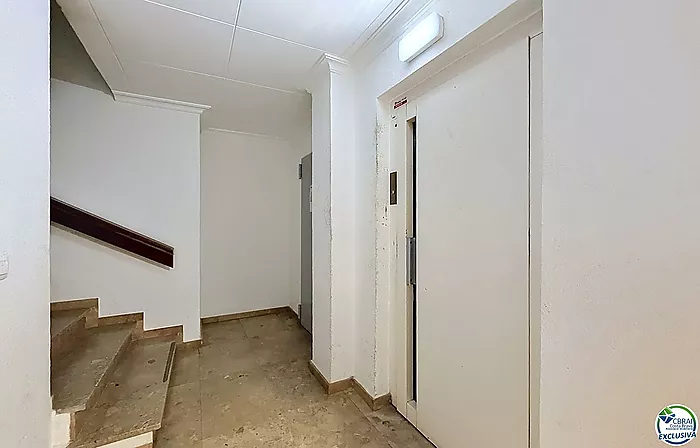 Renovated apartment with tourist license in the center of Rosas, 150m from the beach