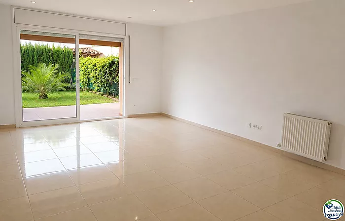Bonita casa en la entrada de Empuriabrava