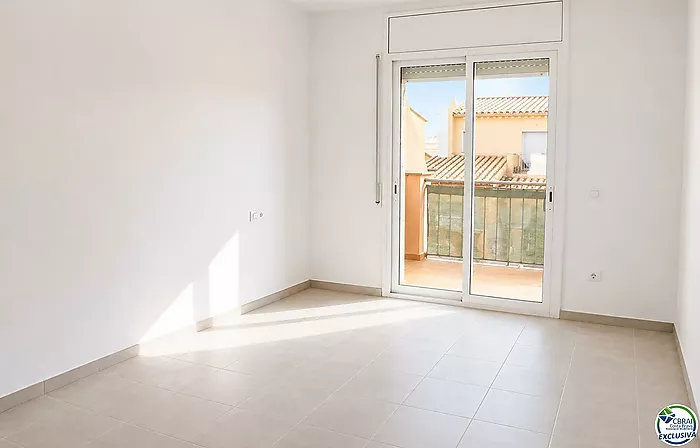 Bonita casa en la entrada de Empuriabrava