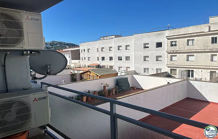 Grand appartement avec ascenseur au centre de Roses.