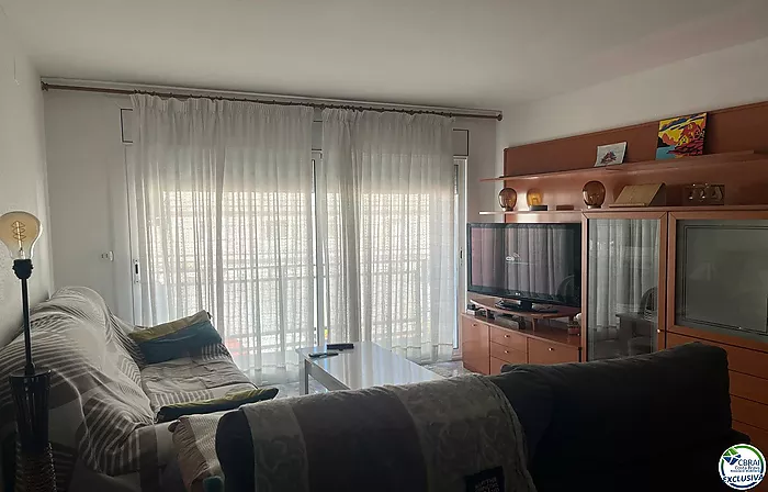 Grand appartement avec ascenseur au centre de Roses.