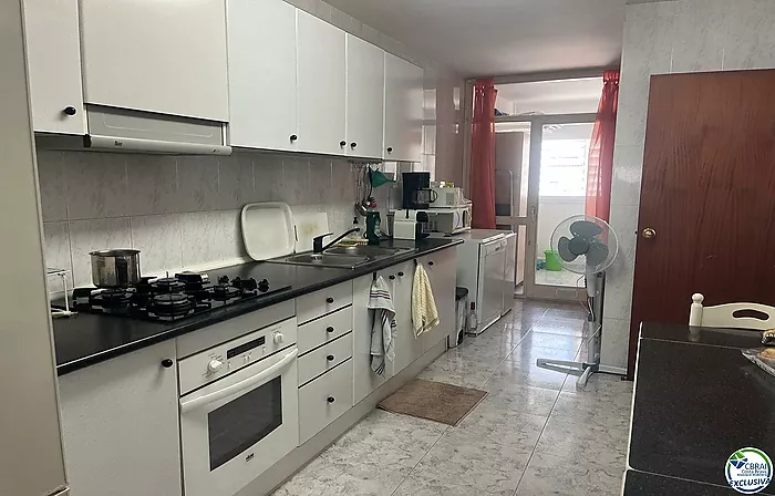 Grand appartement avec ascenseur au centre de Roses.