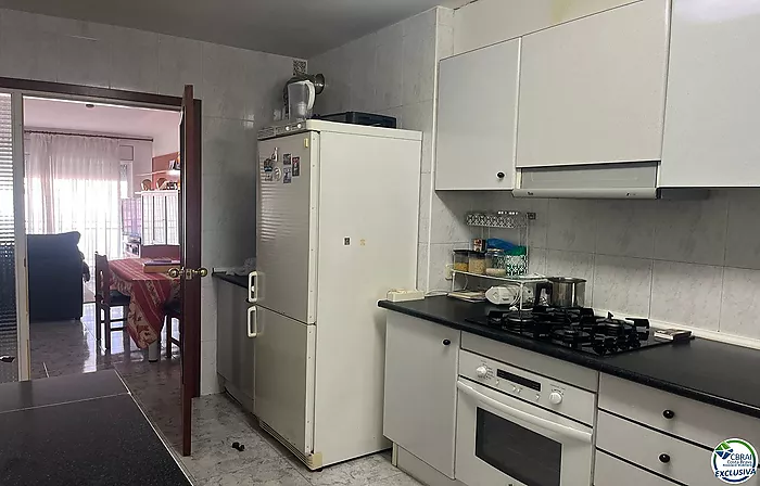 Grand appartement avec ascenseur au centre de Roses.