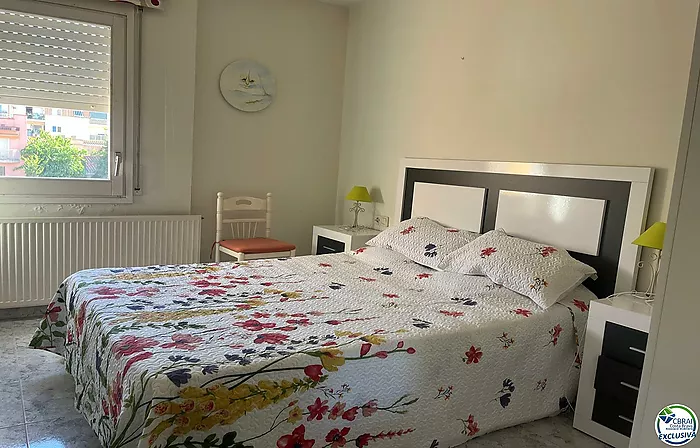 Grand appartement avec ascenseur au centre de Roses.