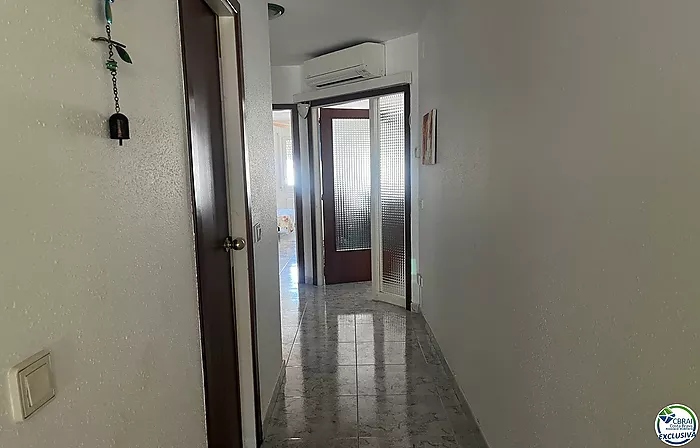 Grand appartement avec ascenseur au centre de Roses.