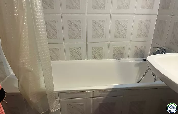 Grand appartement avec ascenseur au centre de Roses.