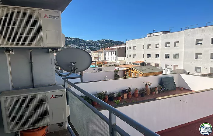 Grand appartement avec ascenseur au centre de Roses.