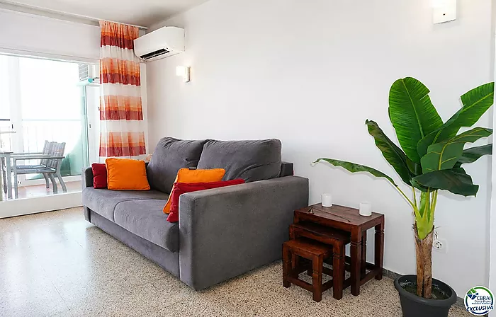 Apartment with spectacular canal views, just 3 minutes from Empuriabrava beach.