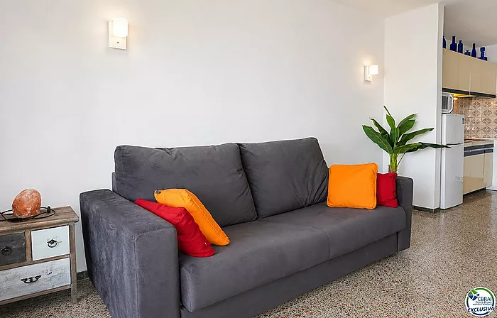 Apartment with spectacular canal views, just 3 minutes from Empuriabrava beach.