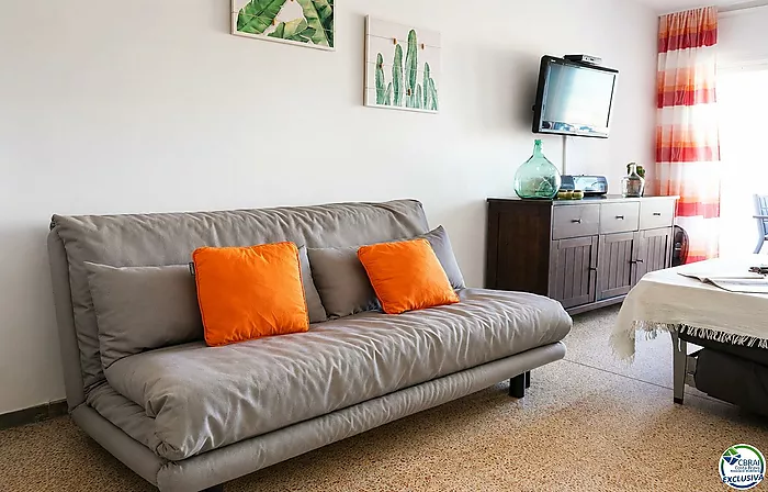 Apartment with spectacular canal views, just 3 minutes from Empuriabrava beach.