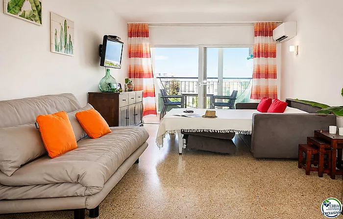 Apartment with spectacular canal views, just 3 minutes from Empuriabrava beach.