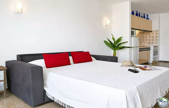 Apartment with spectacular canal views, just 3 minutes from Empuriabrava beach.